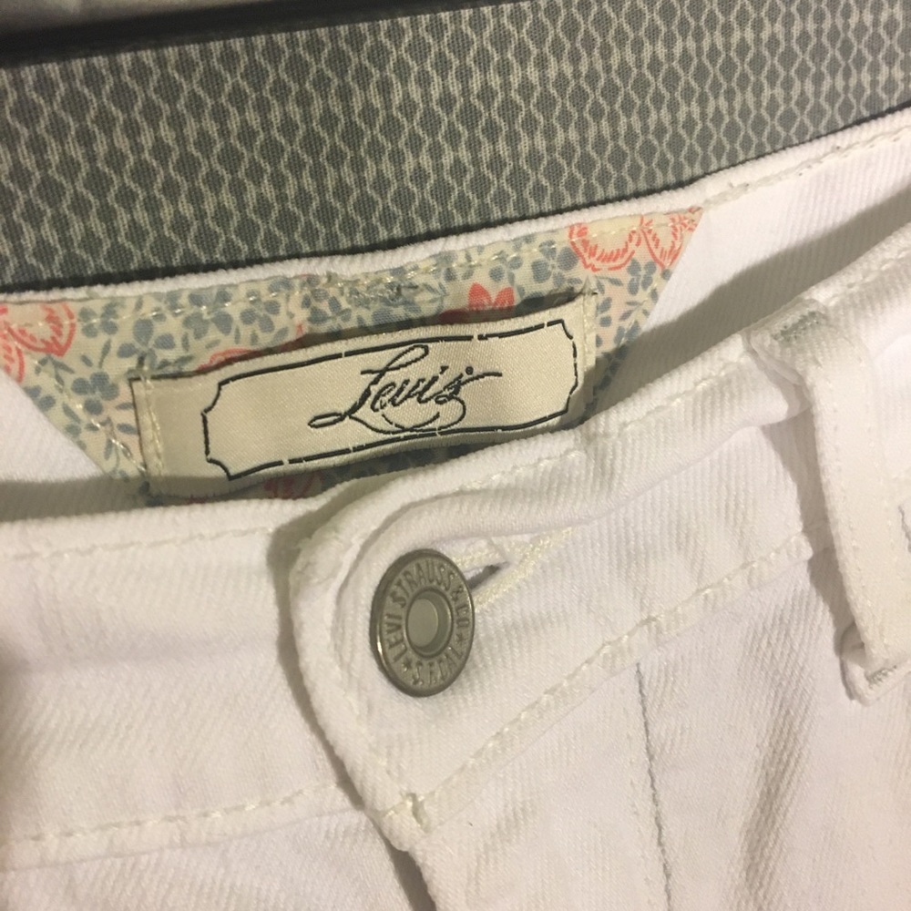 Levi’s white Capri (size 6)